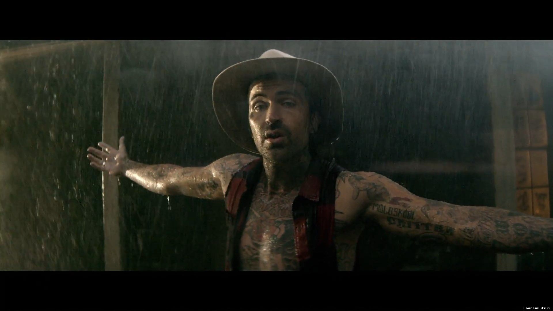 Кадр из клипа Daylight песни Yelawolf